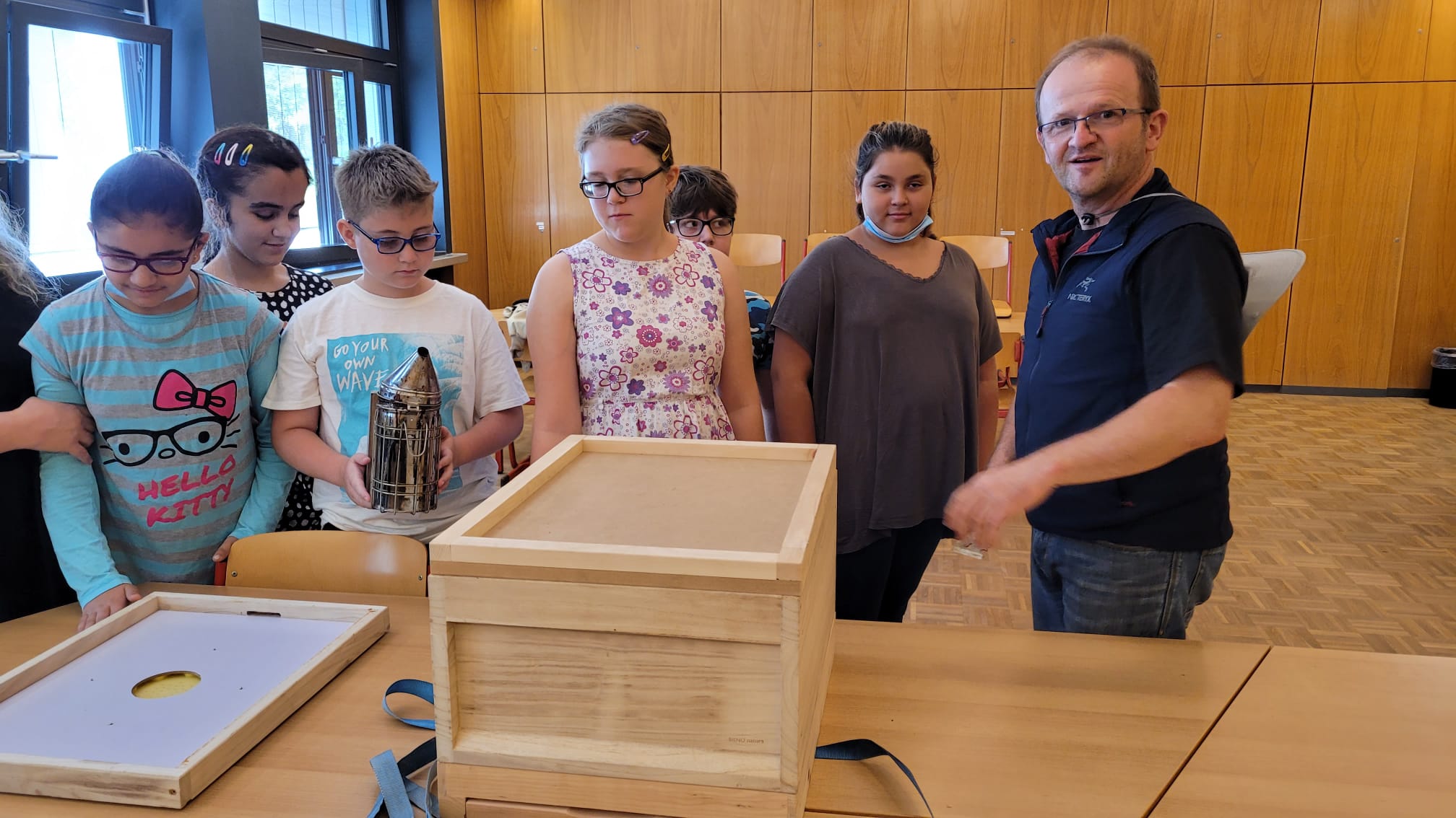 Sch%C3%BClerinnen%20und%20Sch%C3%BCler%20bei%20den%20Stationen Sch%C3%BClerinnen%20und%20Sch%C3%BCler%20bei%20den%20Stationen